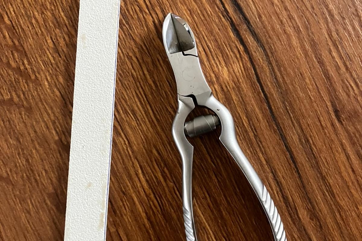 Nagelfeile und Nagelzange für dicke Zehennägel vor dem Auftragen von Nagellack