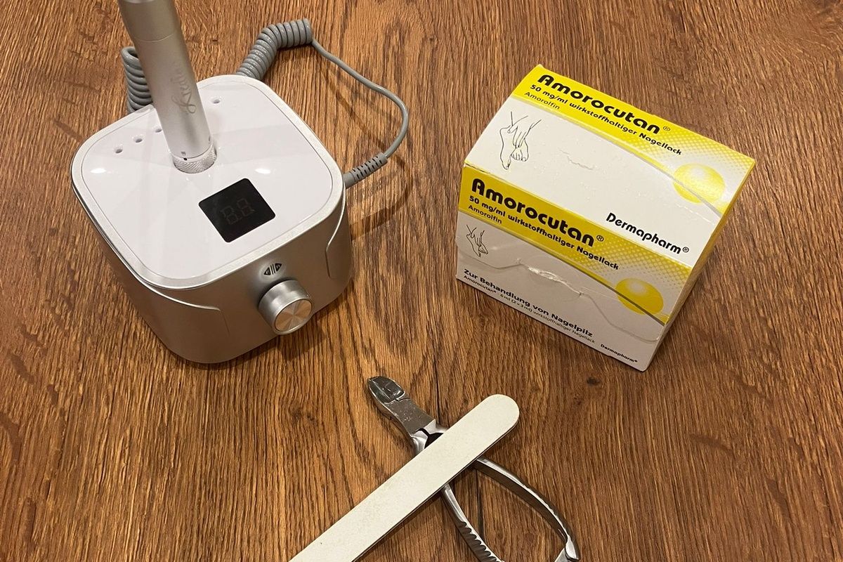 Produkte und Tools bei Nagelpilz mit Nagelfräser, Amorocutan, Feile und Nagelzange