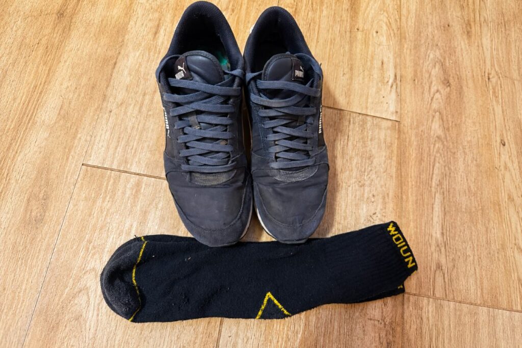 Fußpilz zwischen den Zehen Socken und Schuhe