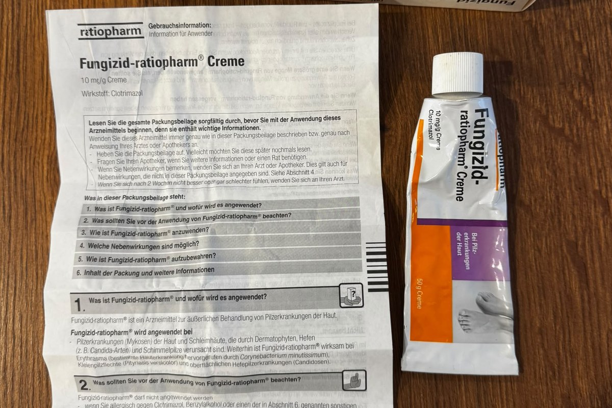 Ausschnitt der Gebrauchsinformation von Fungizid-ratiopharm Creme neben der zugehörigen Tube